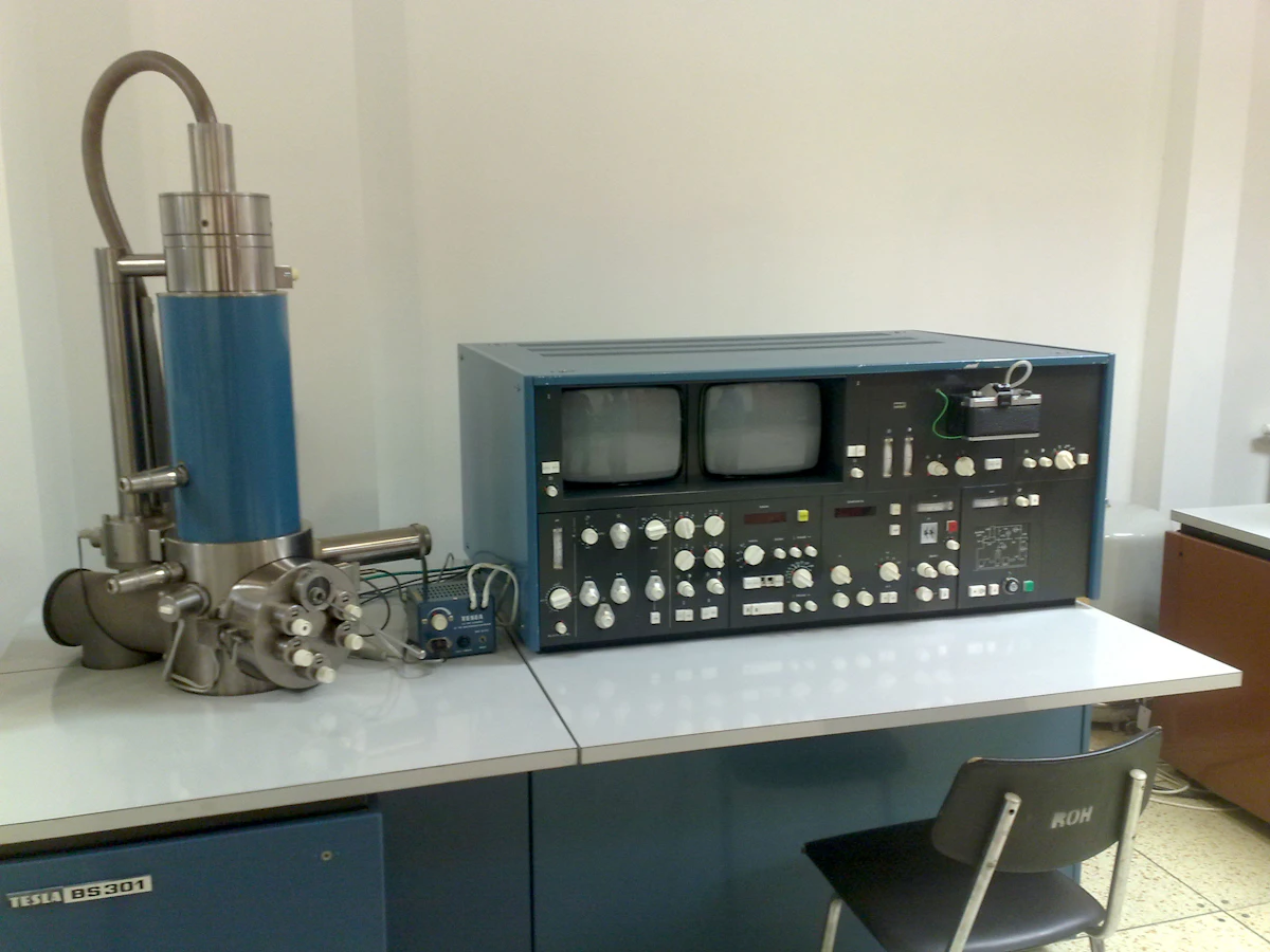Consola mostrando un flujo de reverse engineering asistido por IA