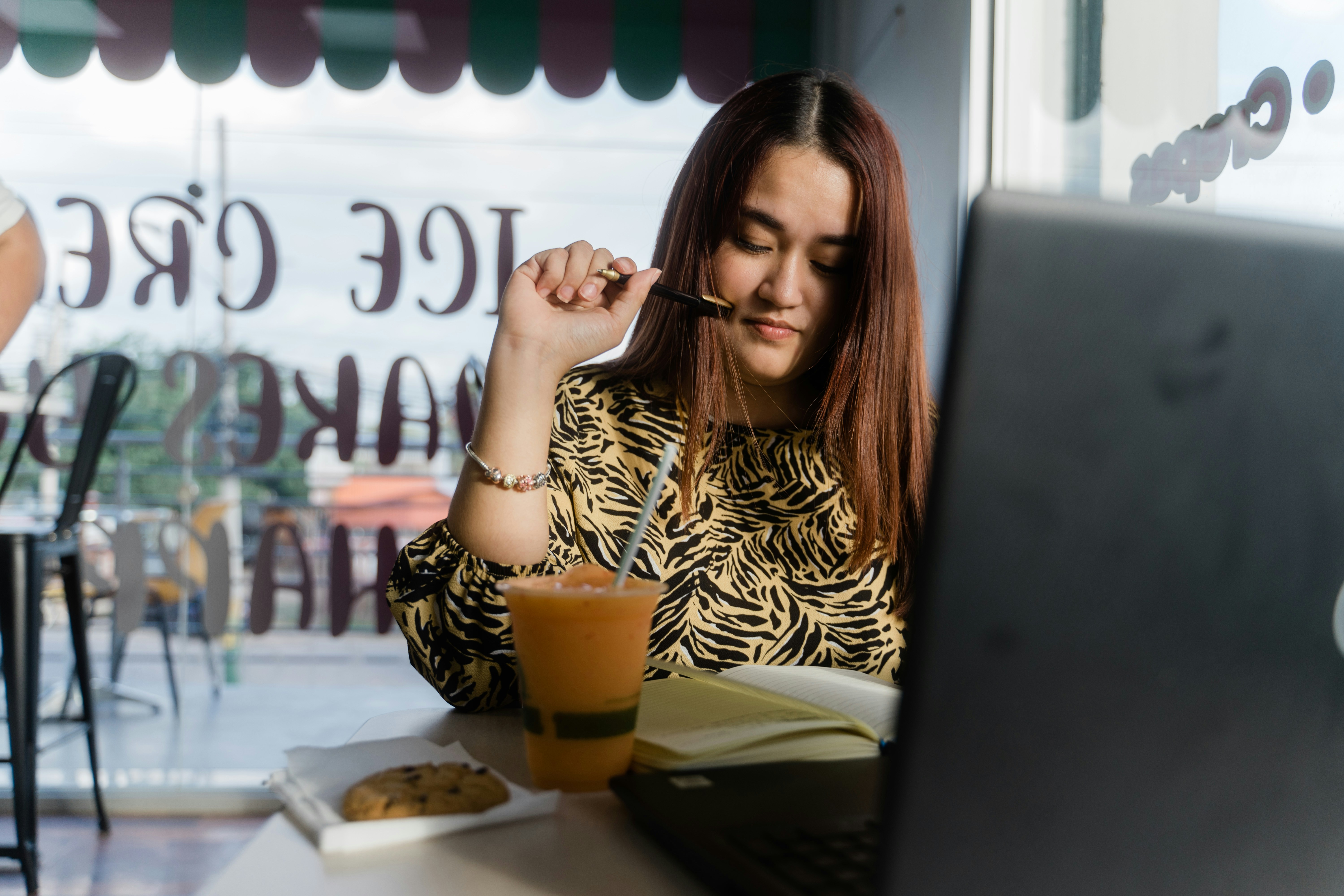 의자에 앉아 흑백 스트라이프 셔츠를 입은 여자