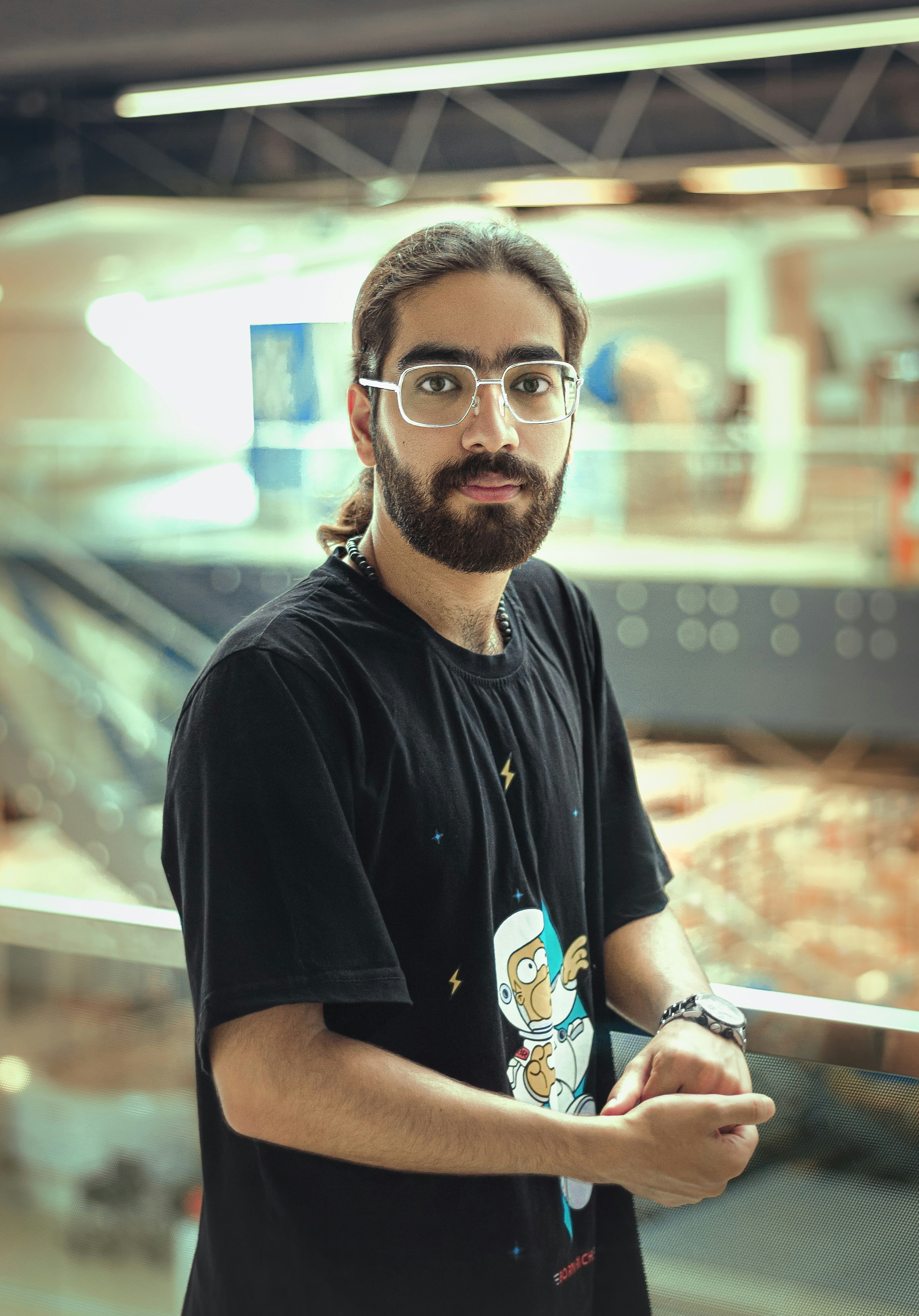 Hombre con camiseta negra de cuello redondo con gafas de montura negra