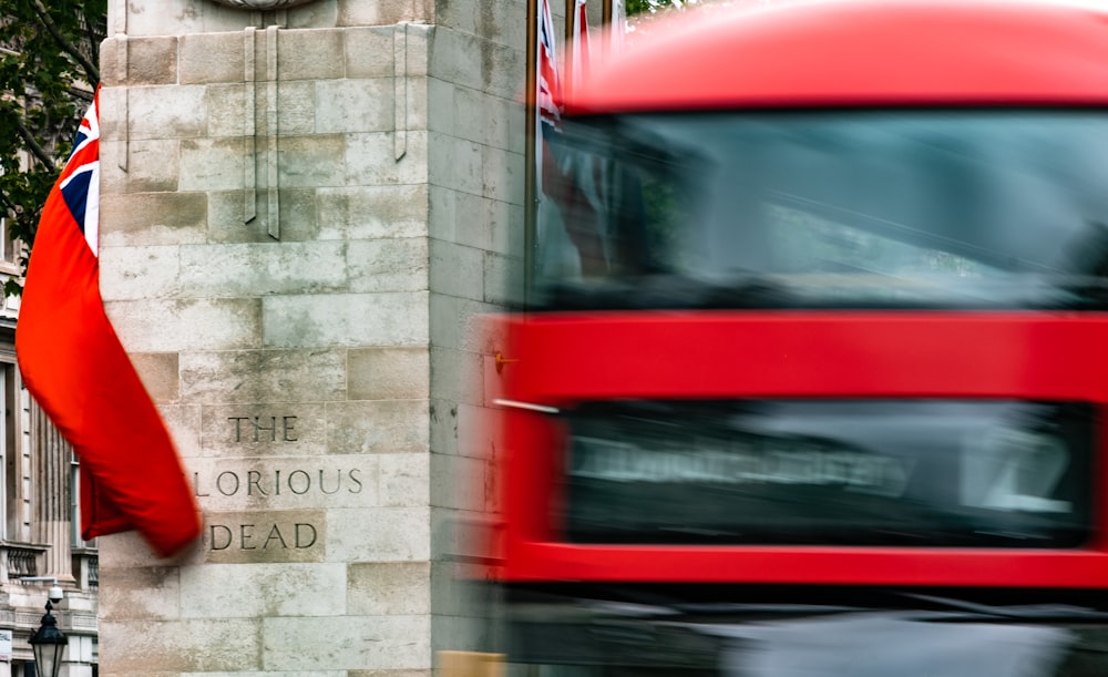 voiture rouge et noire sur la route