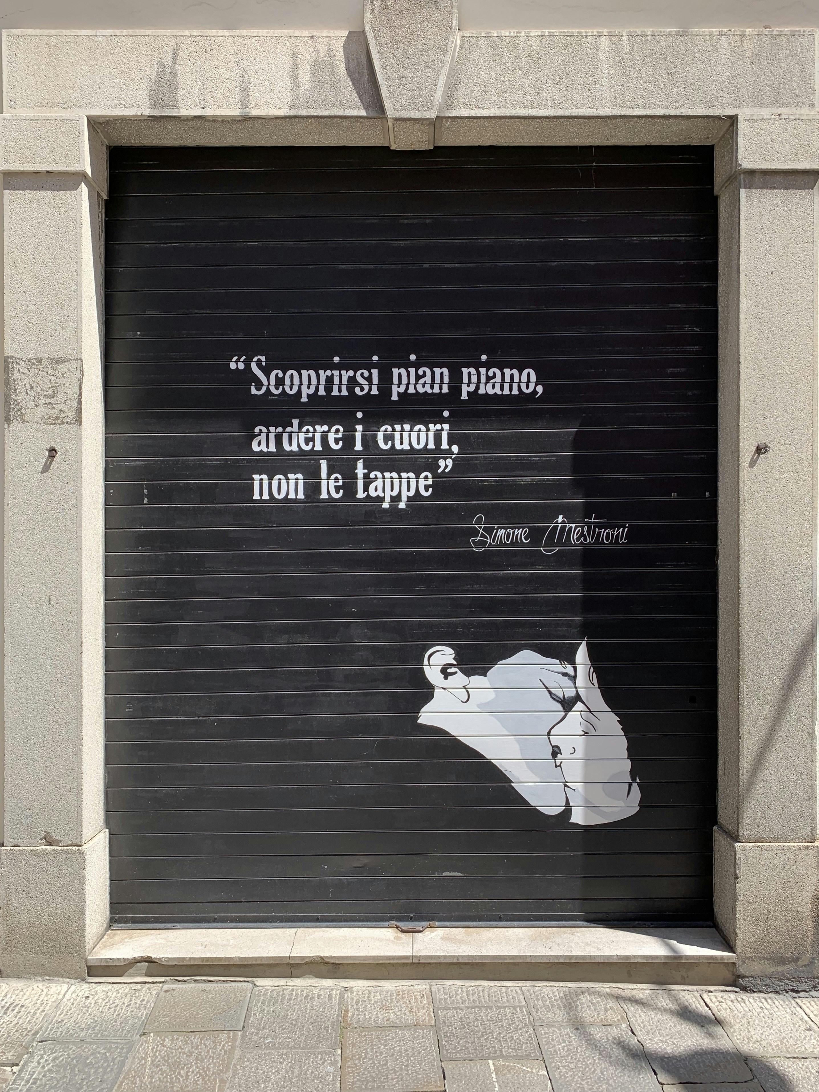 Mur en bois noir et blanc