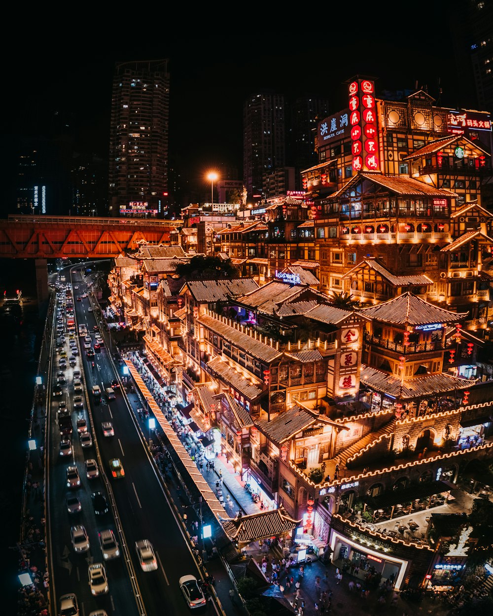 ville avec des immeubles de grande hauteur pendant la nuit