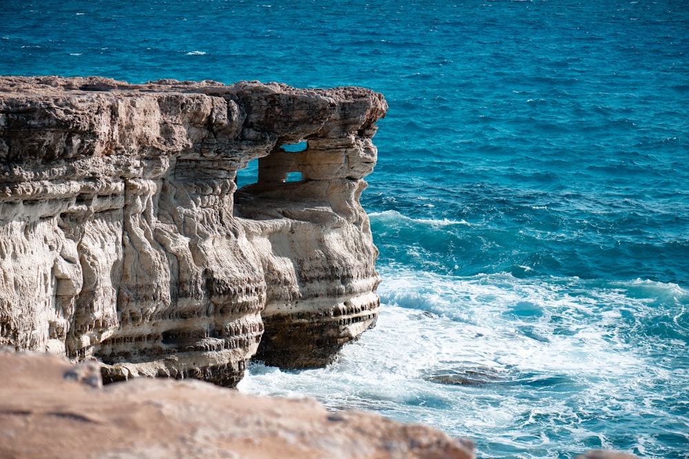 Formation rocheuse brune sur la mer pendant la journée