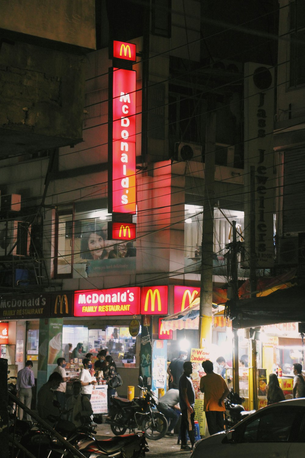 personas que caminan por la calle durante la noche