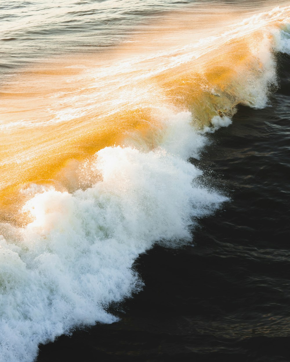 sea waves crashing on shore during daytime