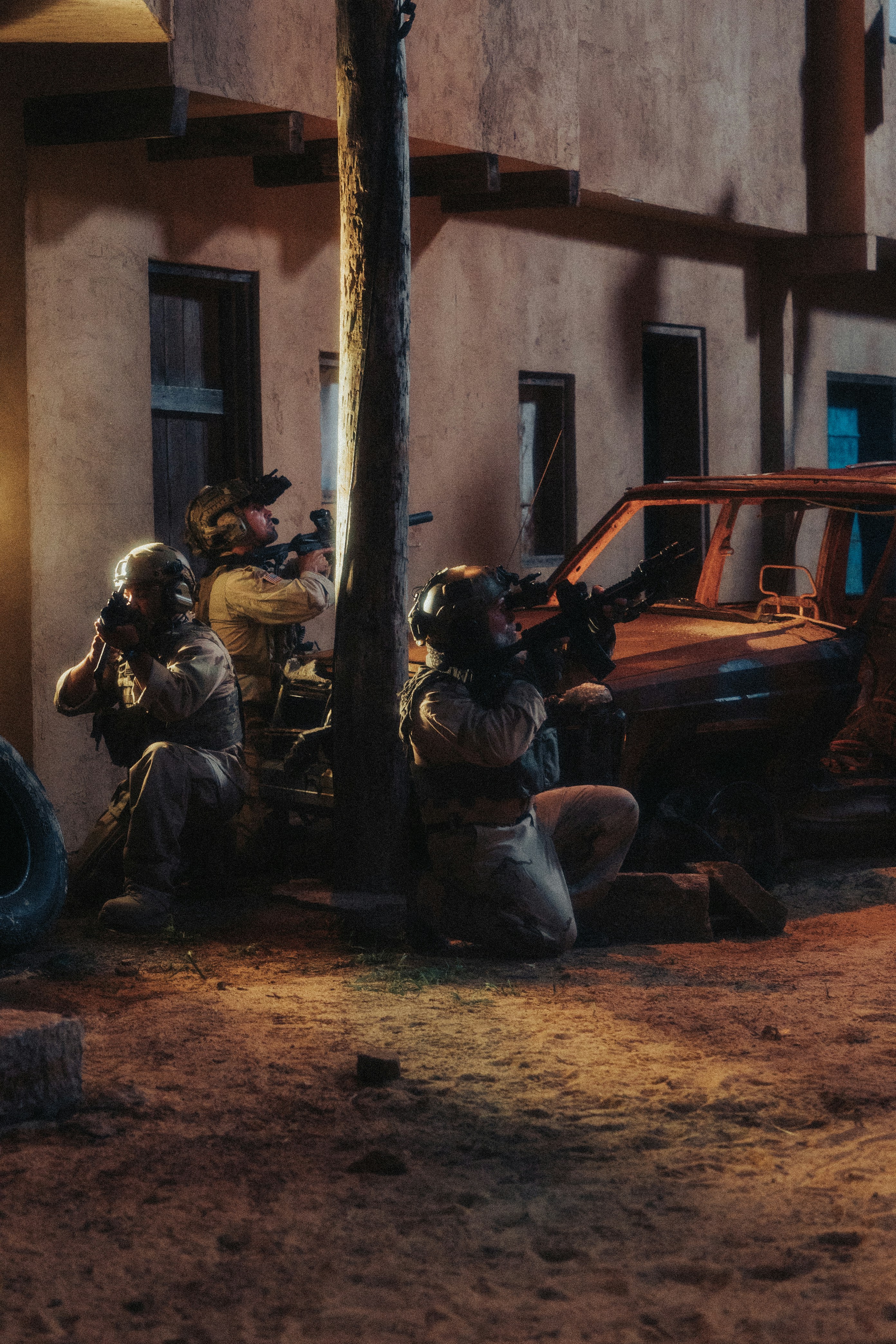 Hombre con chaqueta negra sentado en un banco de madera marrón