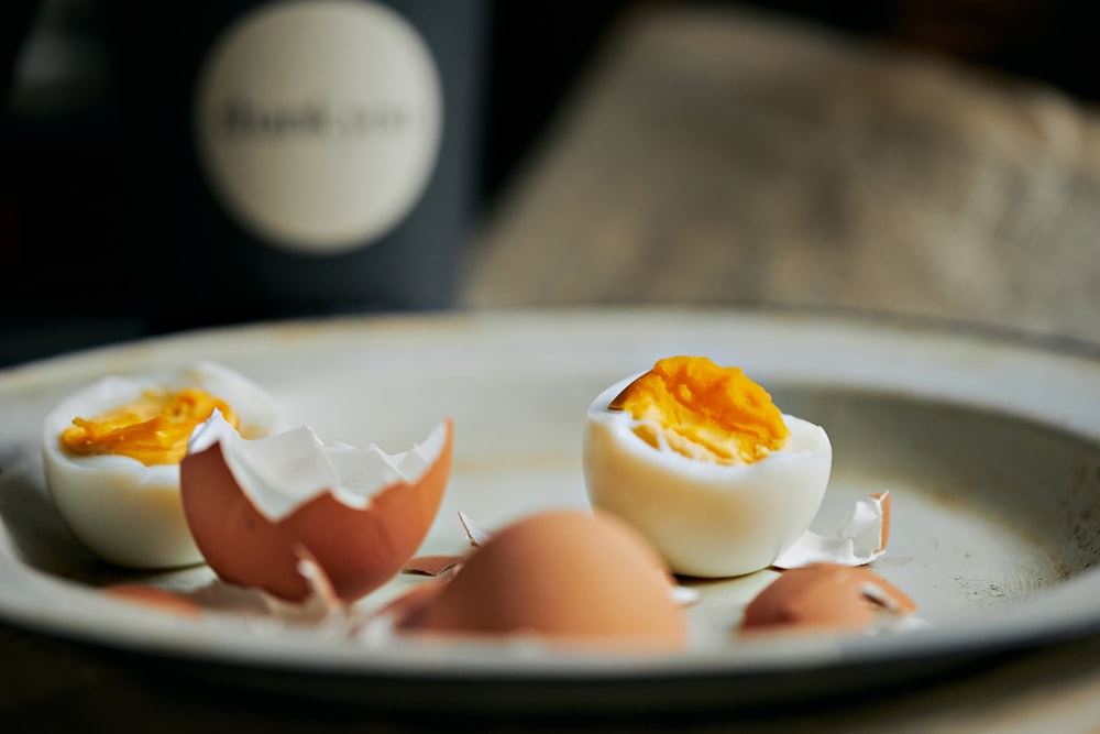 흰색 세라믹 접시에 계란과 계란