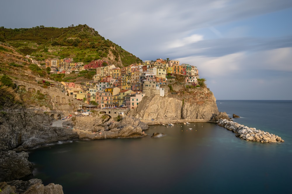 Casas en el acantilado junto al mar bajo el cielo azul durante el día