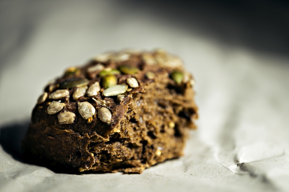 gâteau au chocolat brun sur textile blanc