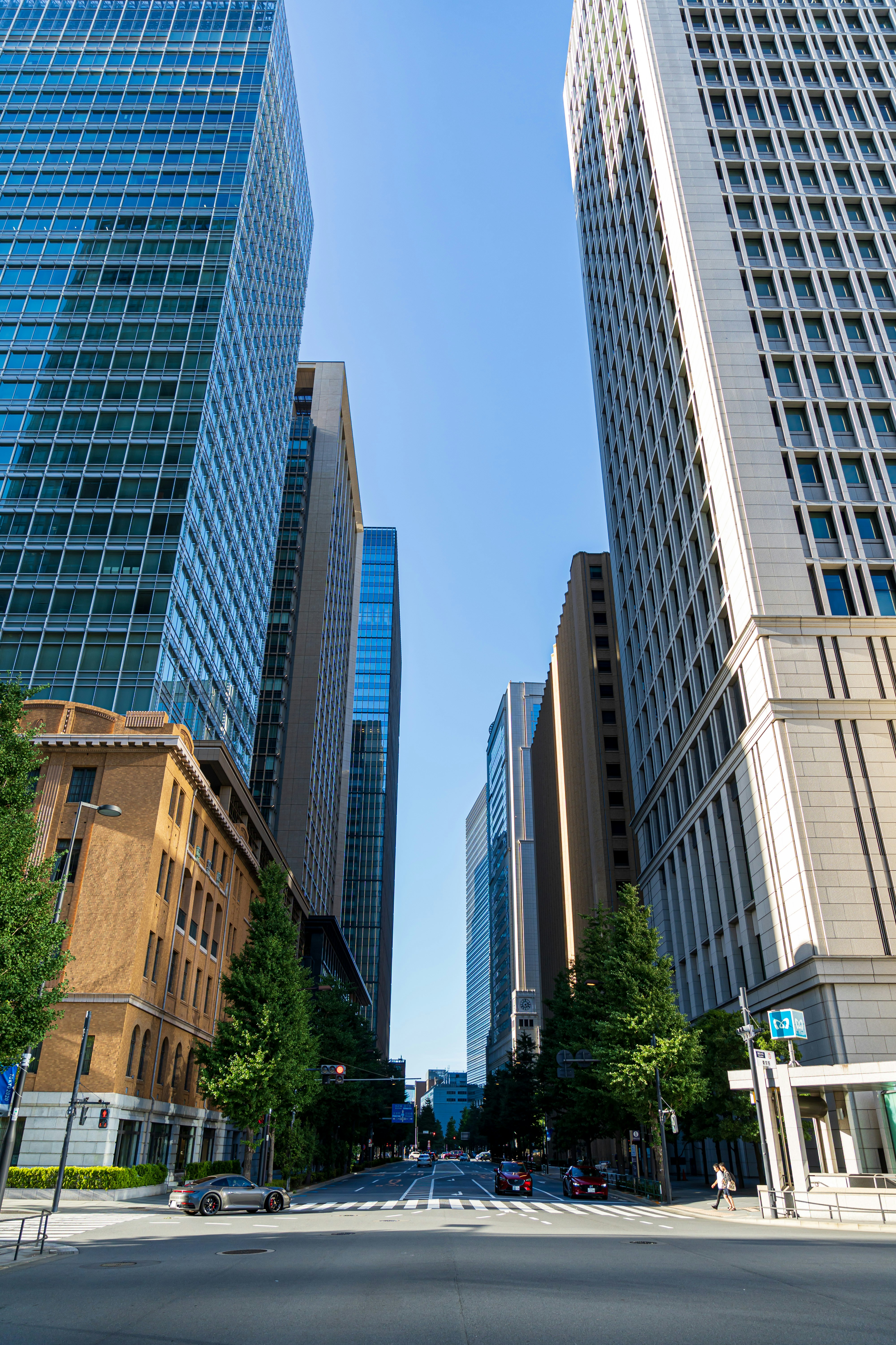 낮에는 흰색과 갈색 콘크리트 건물