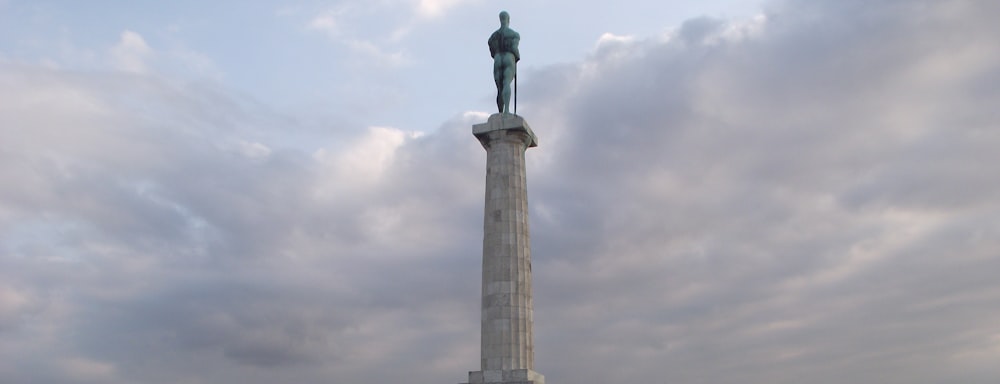 Statua della Libertà sotto il cielo nuvoloso durante il giorno