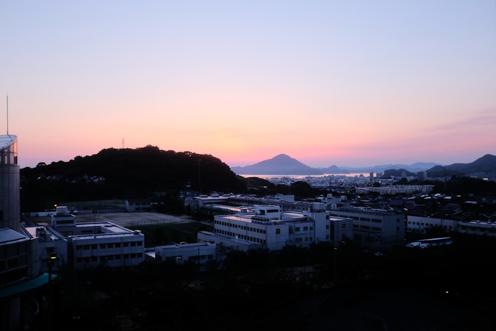 夜間の街のスカイライン