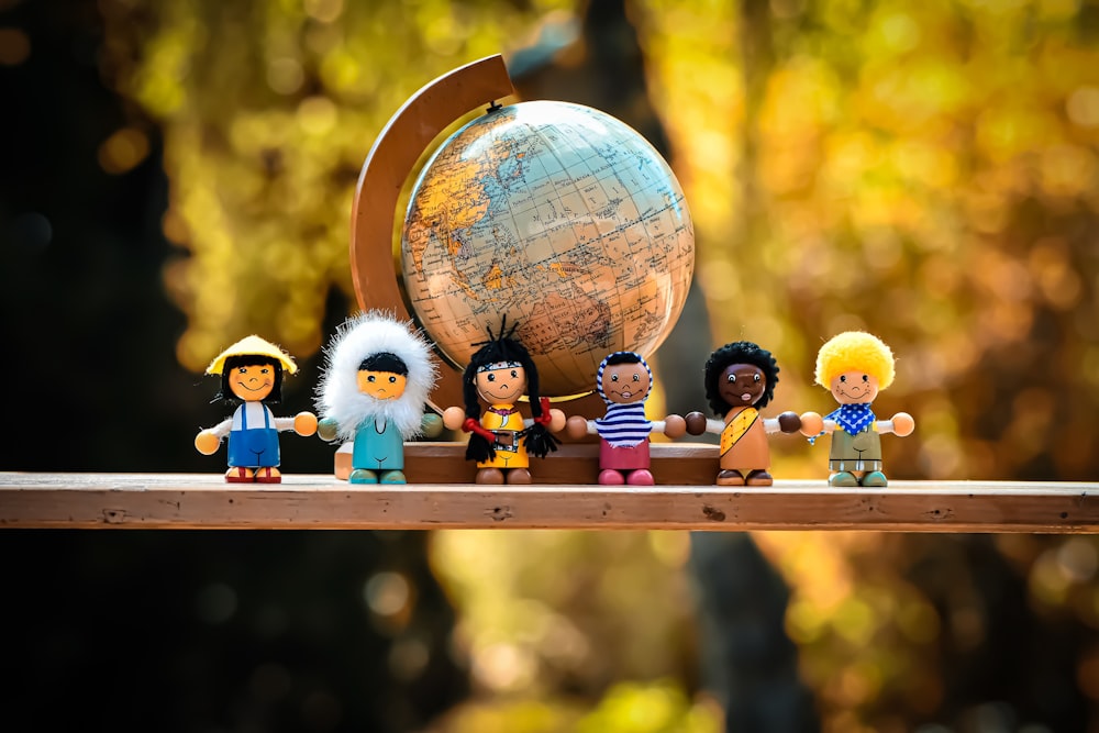 LEGO Mini Figuren auf braunem Holztisch