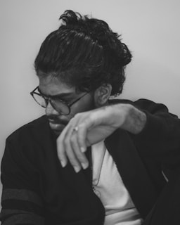 Portrait en noir et blanc de Jessy Piacentini lors d'une conférence