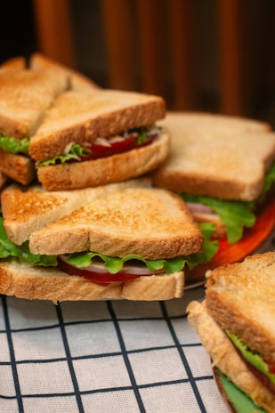 burger with lettuce and tomato