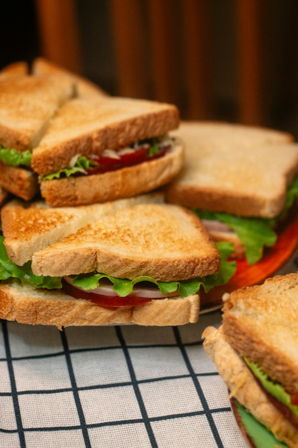 burger with lettuce and tomato