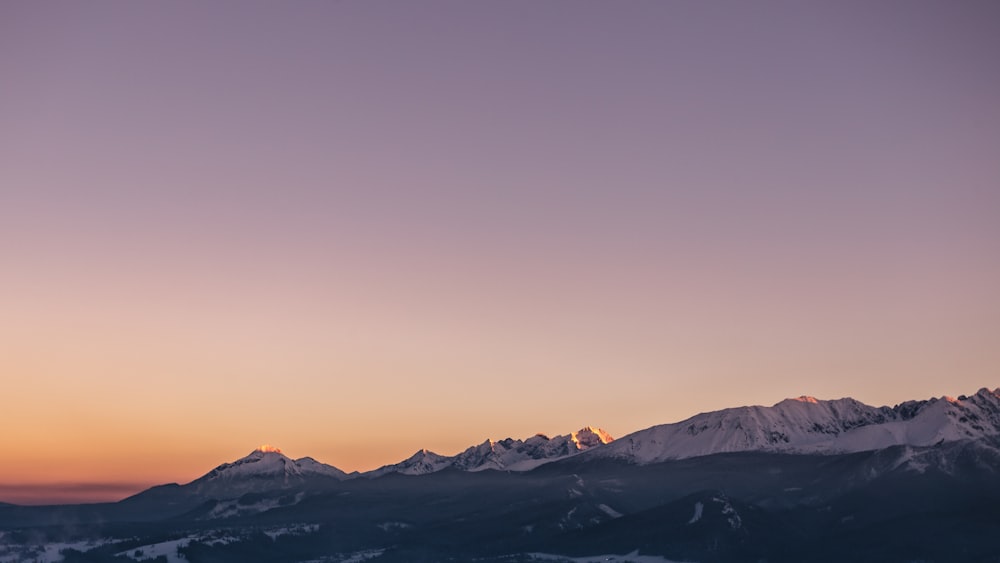 Montañas cubiertas de nieve durante el día