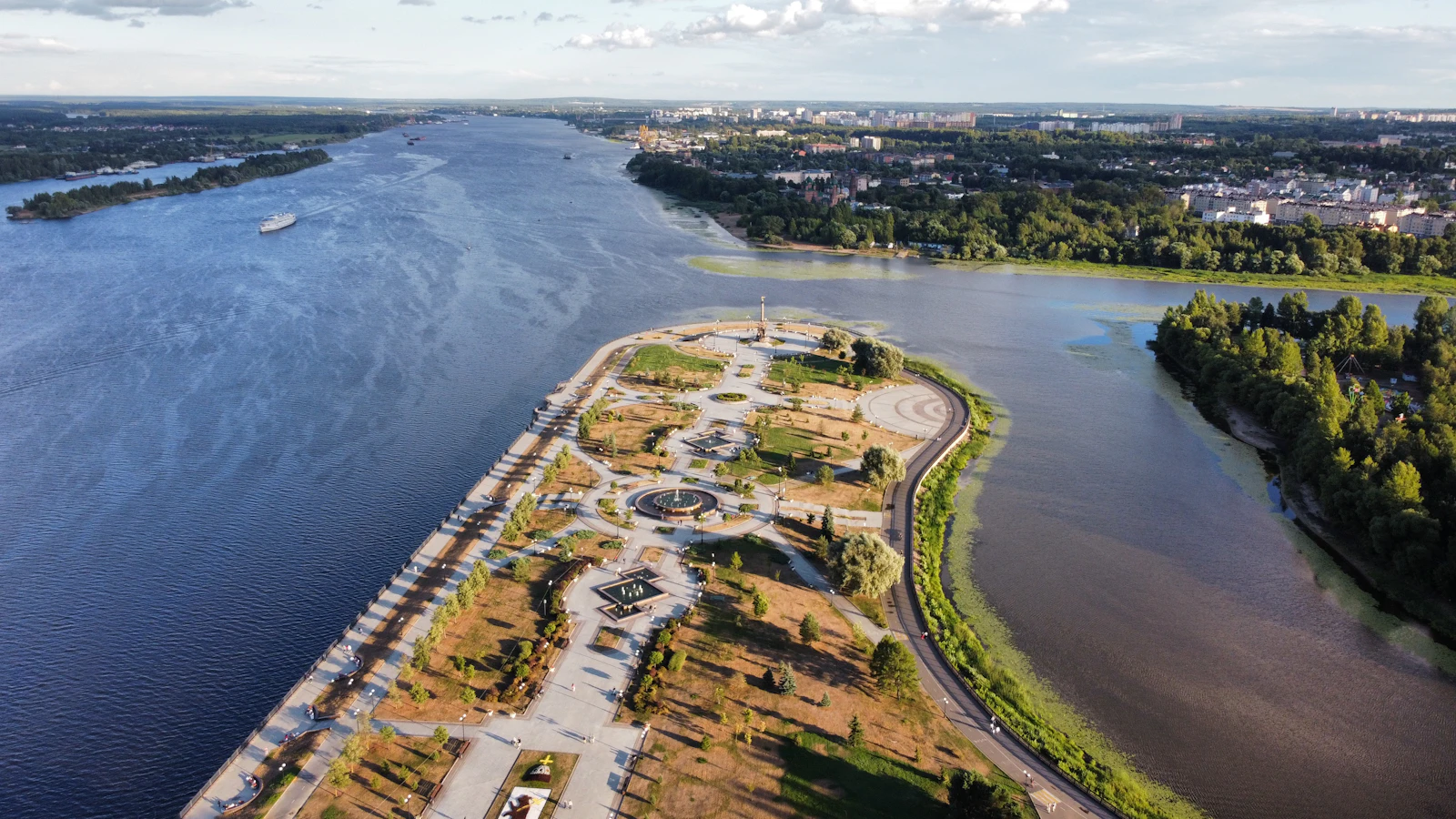 The Strelka park on the point where the Kotorosl meets the Volga, from the air — Yaroslavl, Russia