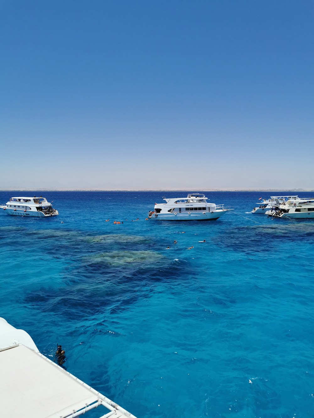 Yacht bianco sul mare blu sotto cielo blu durante il giorno