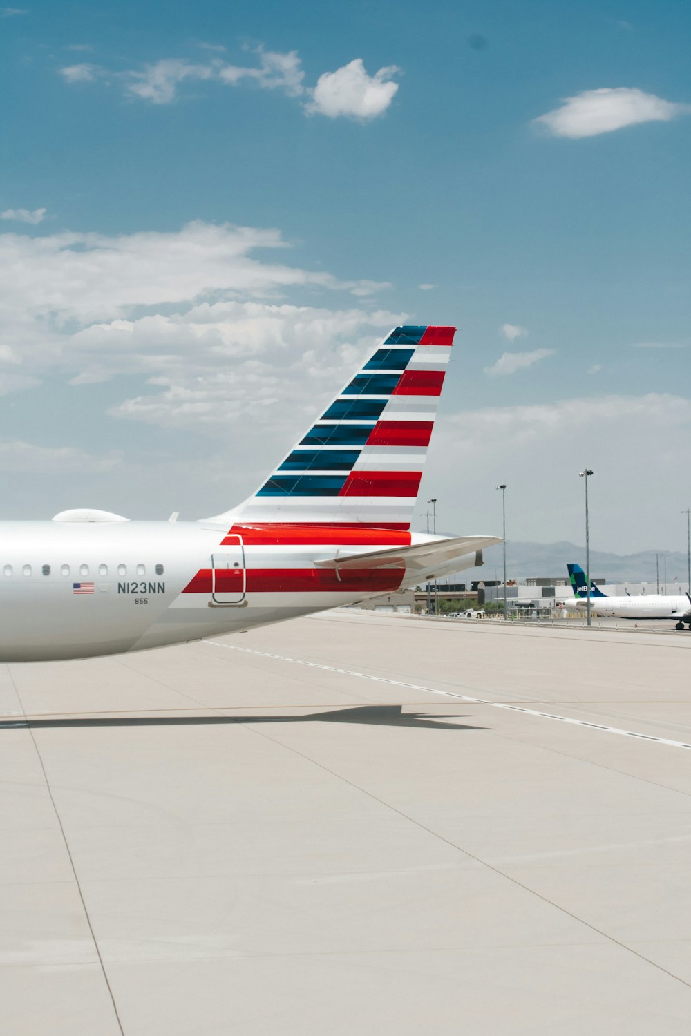 Avion de ligne blanc et rouge sur l’aéroport pendant la journée