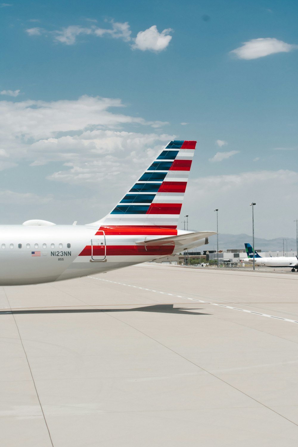 Avión de pasajeros blanco y rojo en el aeropuerto durante el día