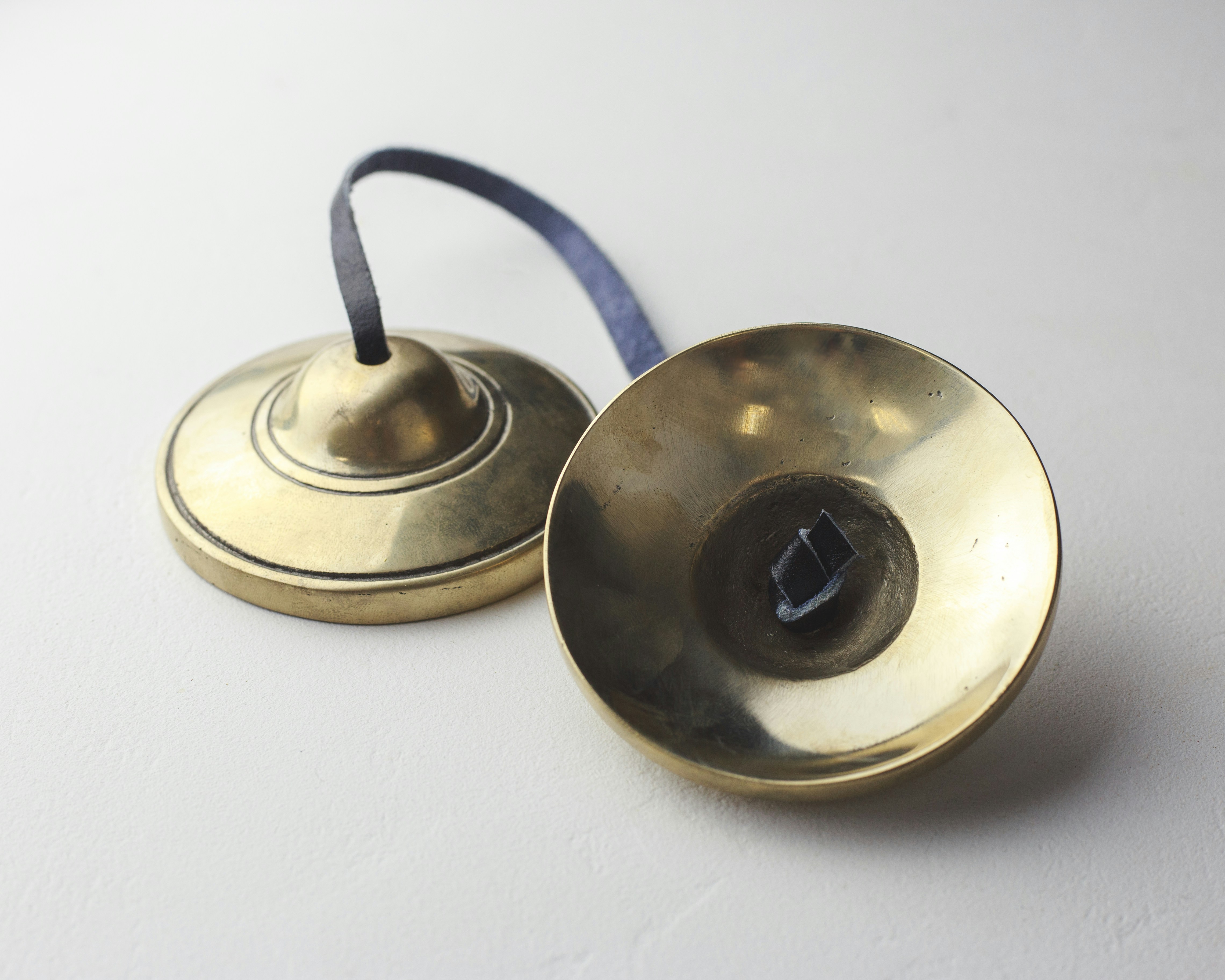 silver and gold round plate