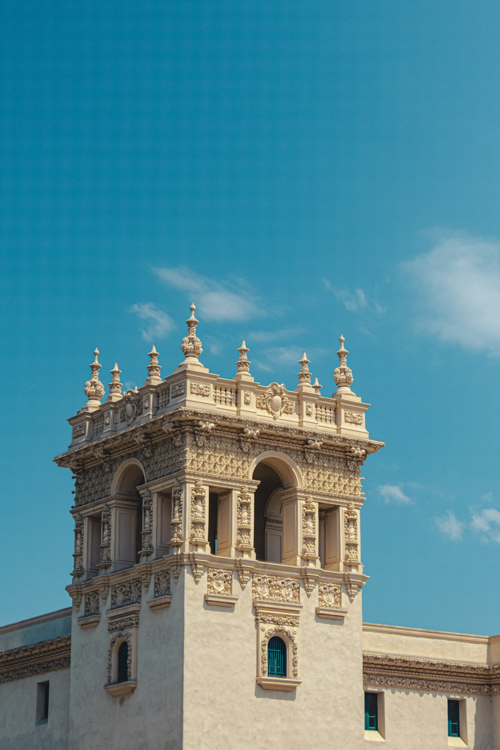 edificio in cemento bianco sotto il cielo blu durante il giorno