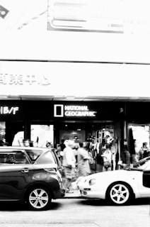 Black and white photo of the Kress store in Honolulu bustling with shoppers in the 1950s