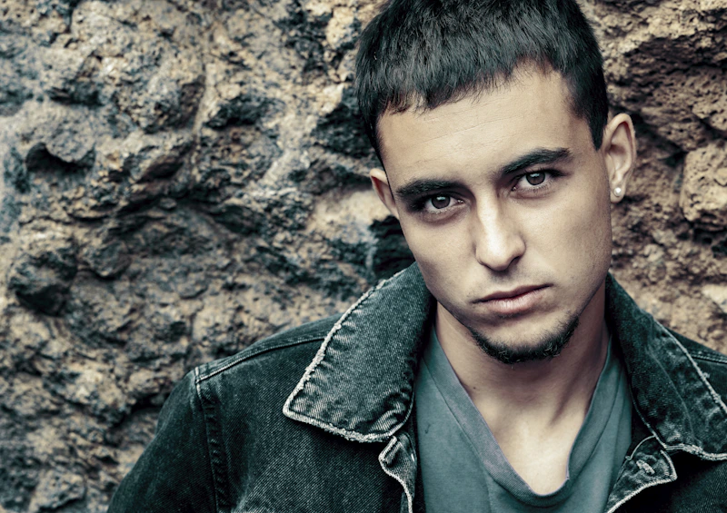 Joven atractivo con chaqueta vaquera, el perfecto sugar boy