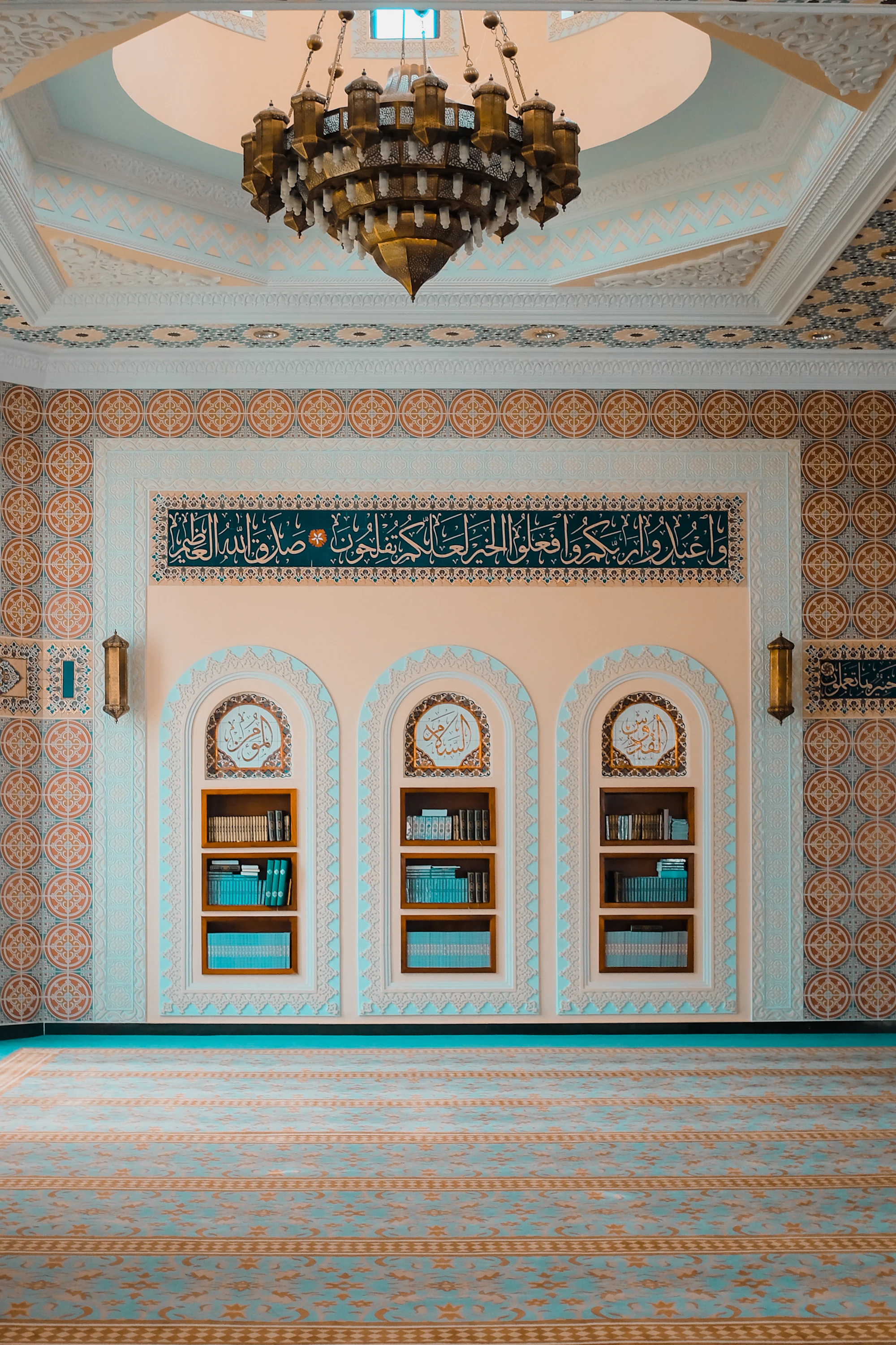 Interior masjid pesantren dengan rak kitab