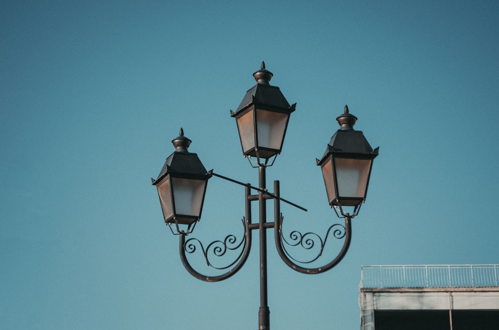 Farola negra durante el día