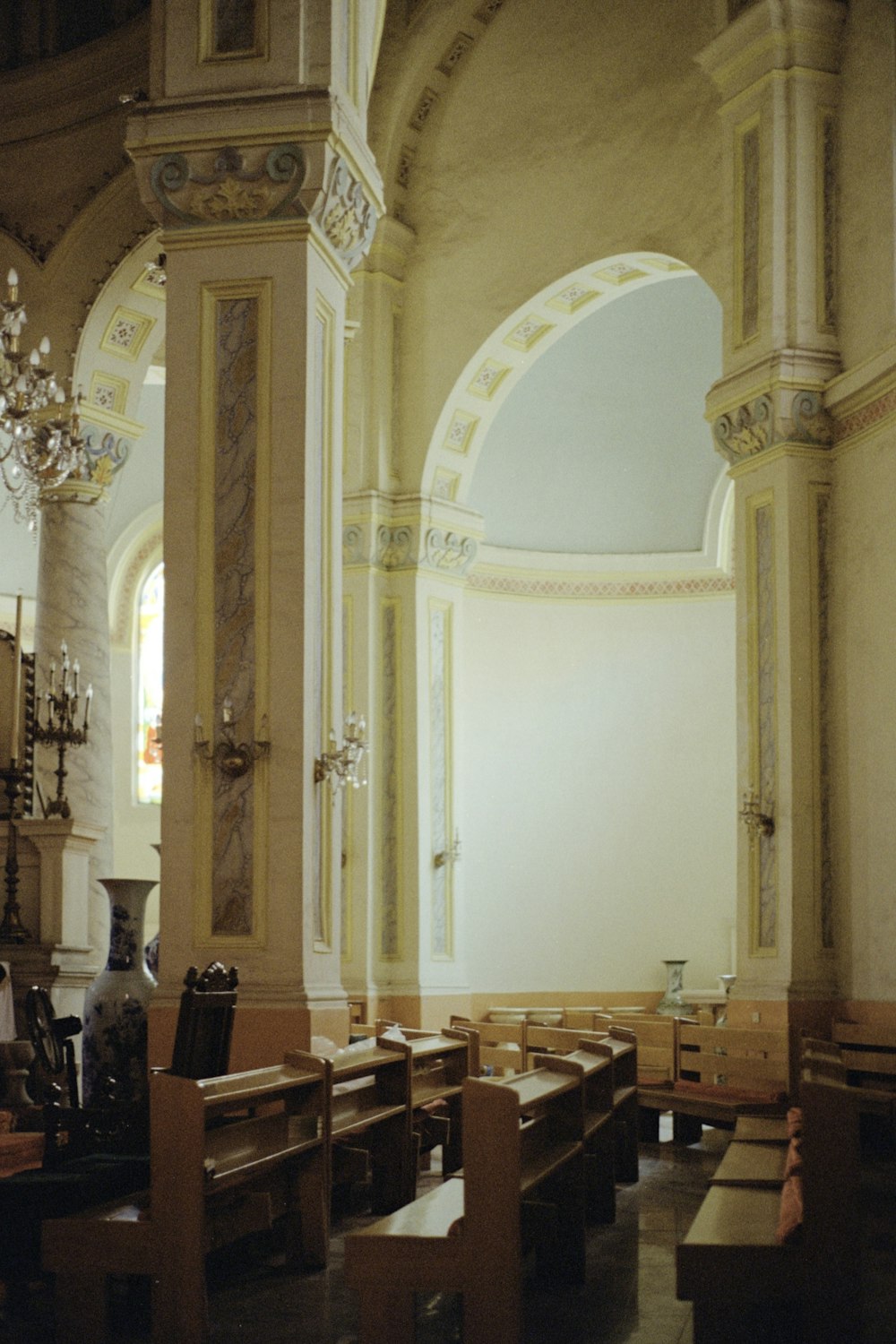 Sillas de madera marrón dentro de la habitación blanca