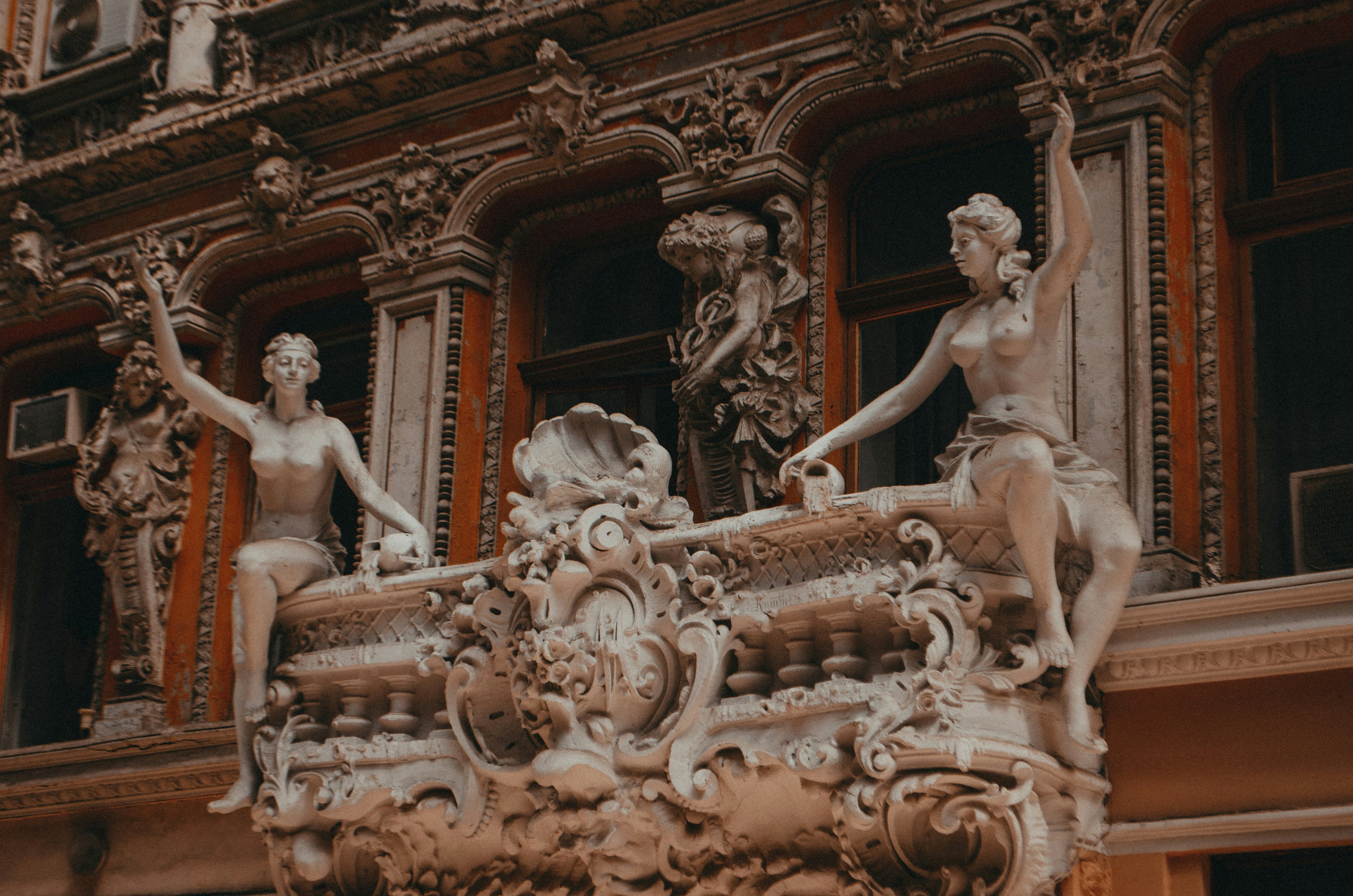 gray concrete statue of people