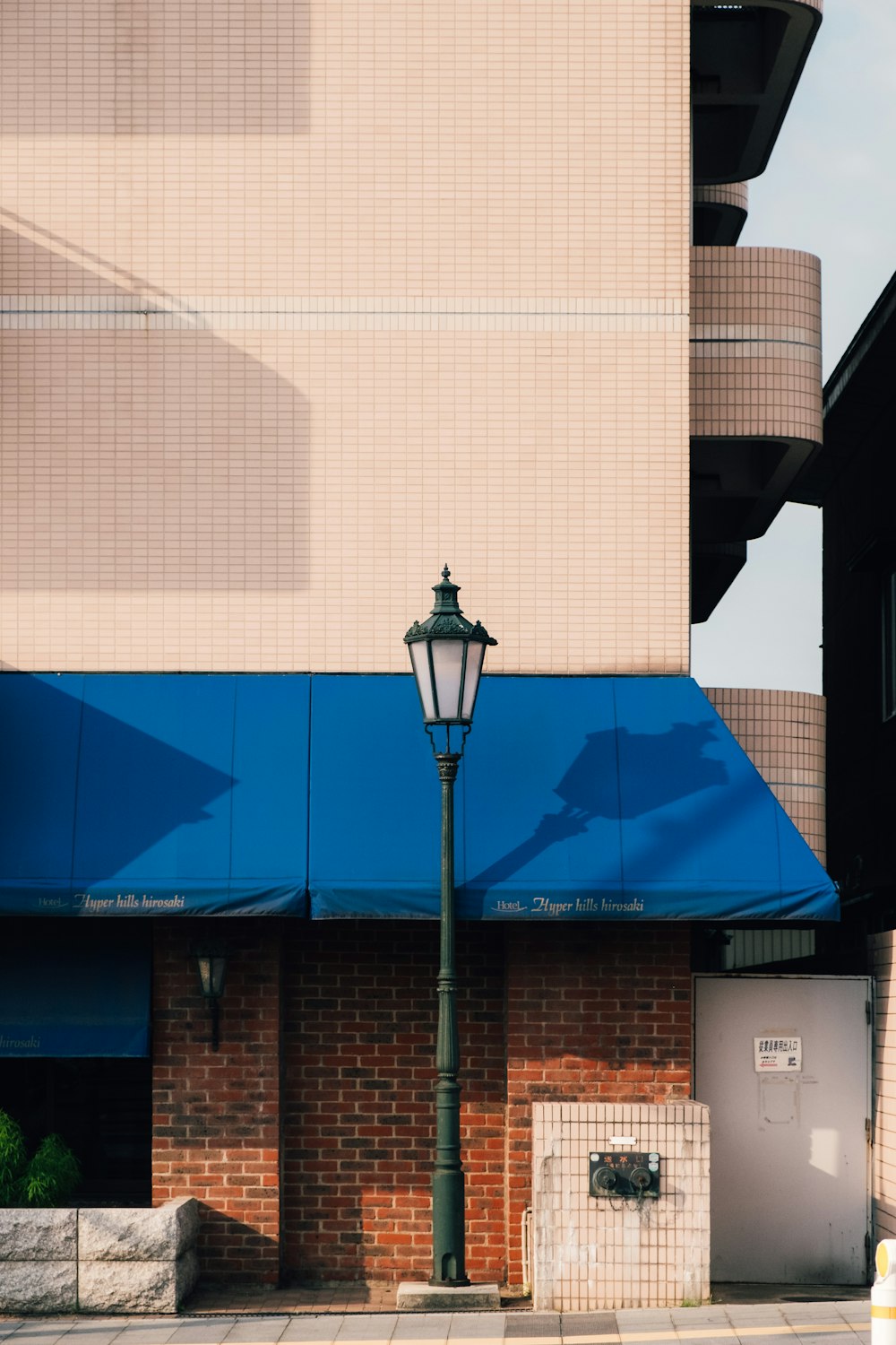 青い建物の近くの黒い街灯