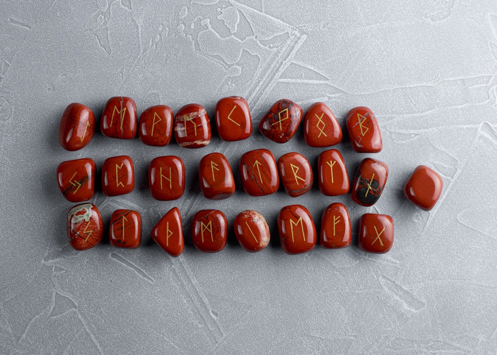 tappo di bottiglia di plastica rosso su tessuto bianco