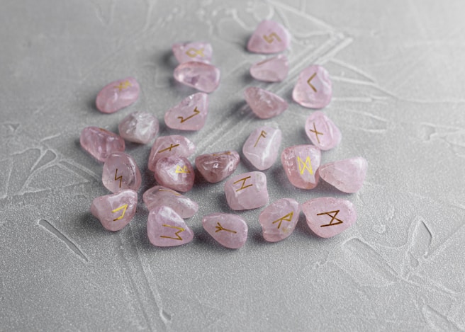 Mesa espiritual com velas e elementos de trabalho