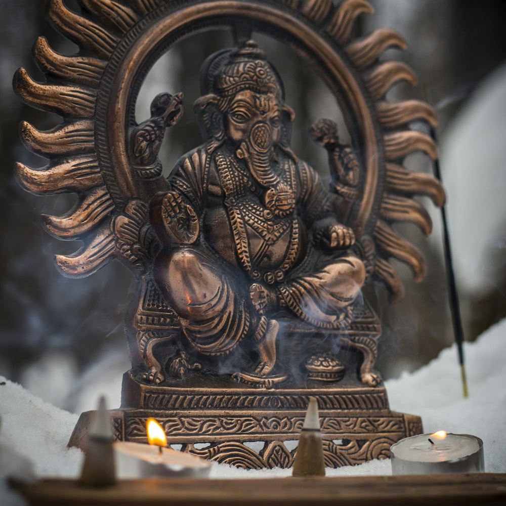 estatueta dourada de buddha na mesa branca