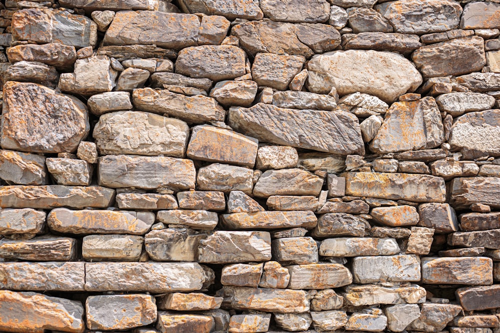 Muro de piedra marrón y gris