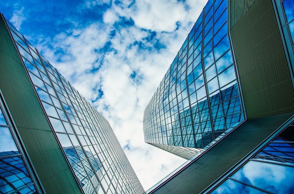 Fotografía de ángulo bajo de un edificio de gran altura bajo el cielo azul durante el día