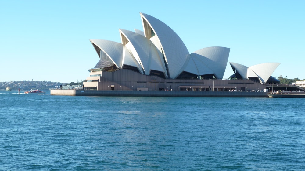 Teatro dell'Opera di Sydney vicino allo specchio d'acqua durante il giorno