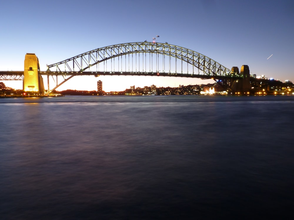 puente sobre el agua durante la noche