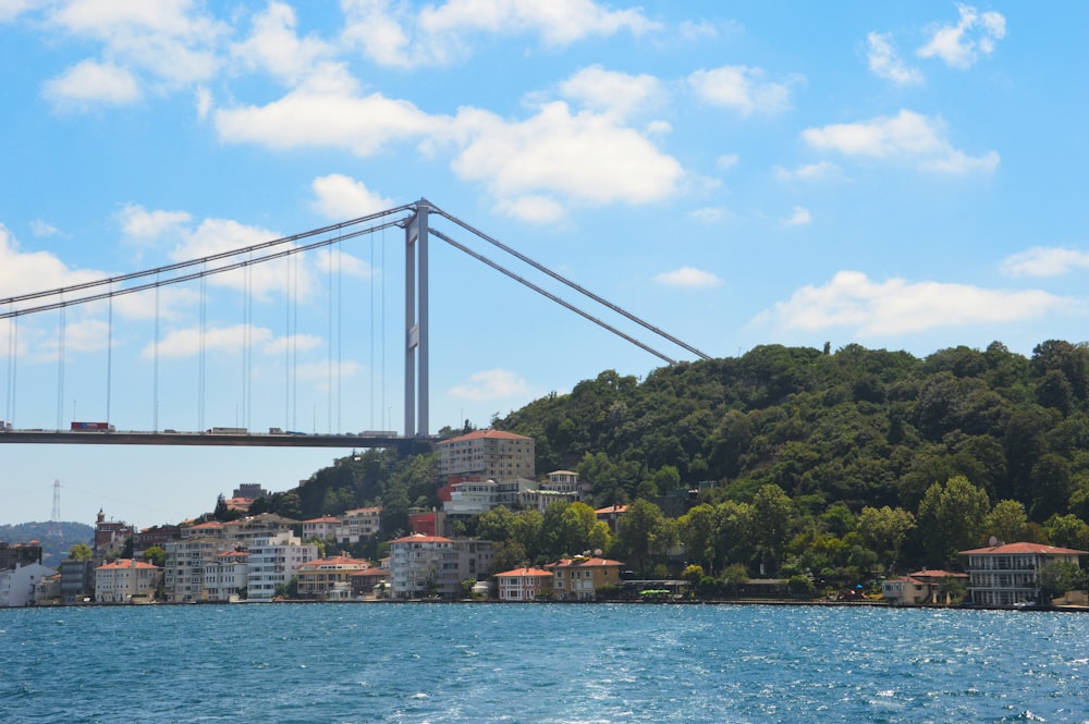 ponte sobre o mar durante o dia