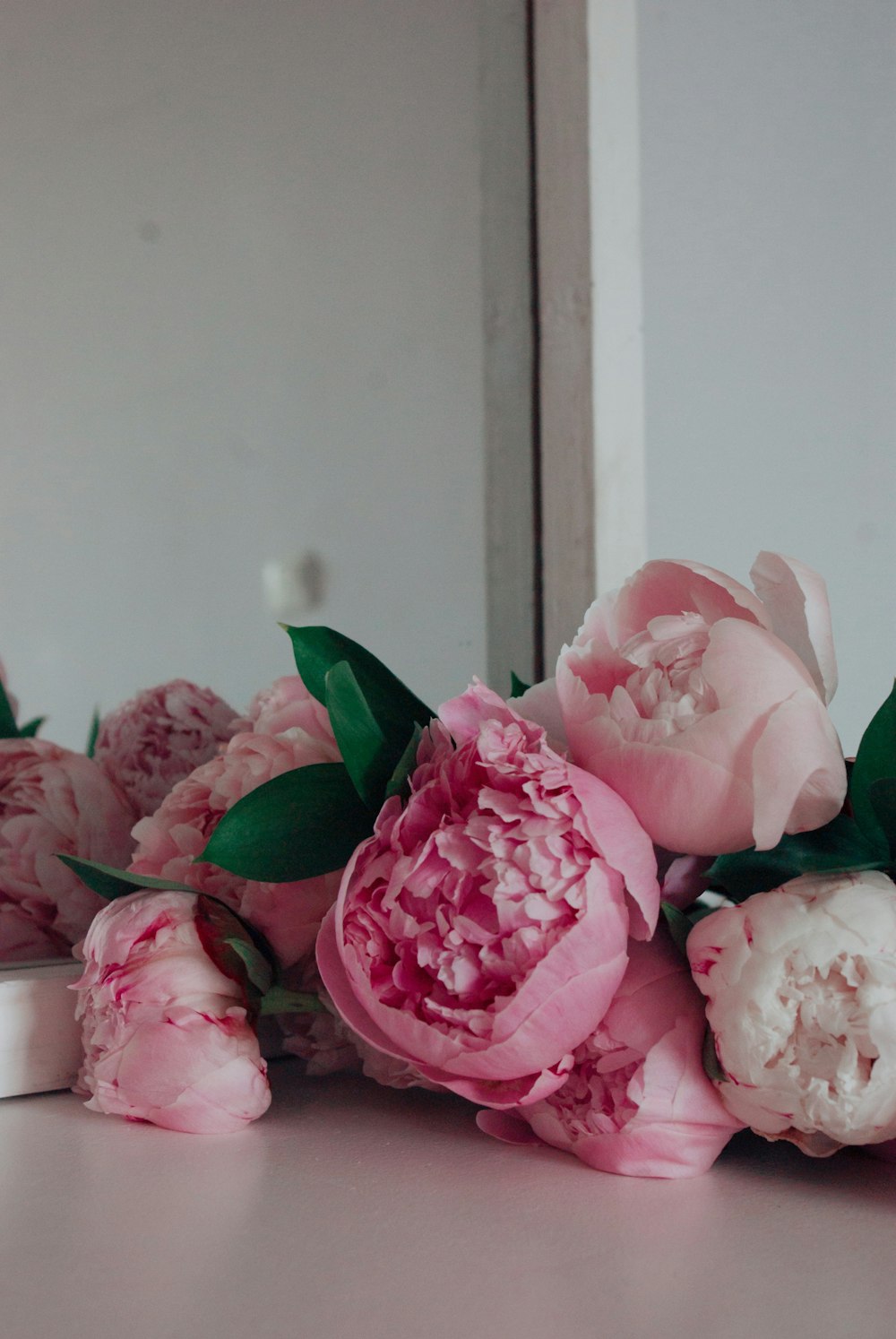 bouquet di fiori rosa e bianchi