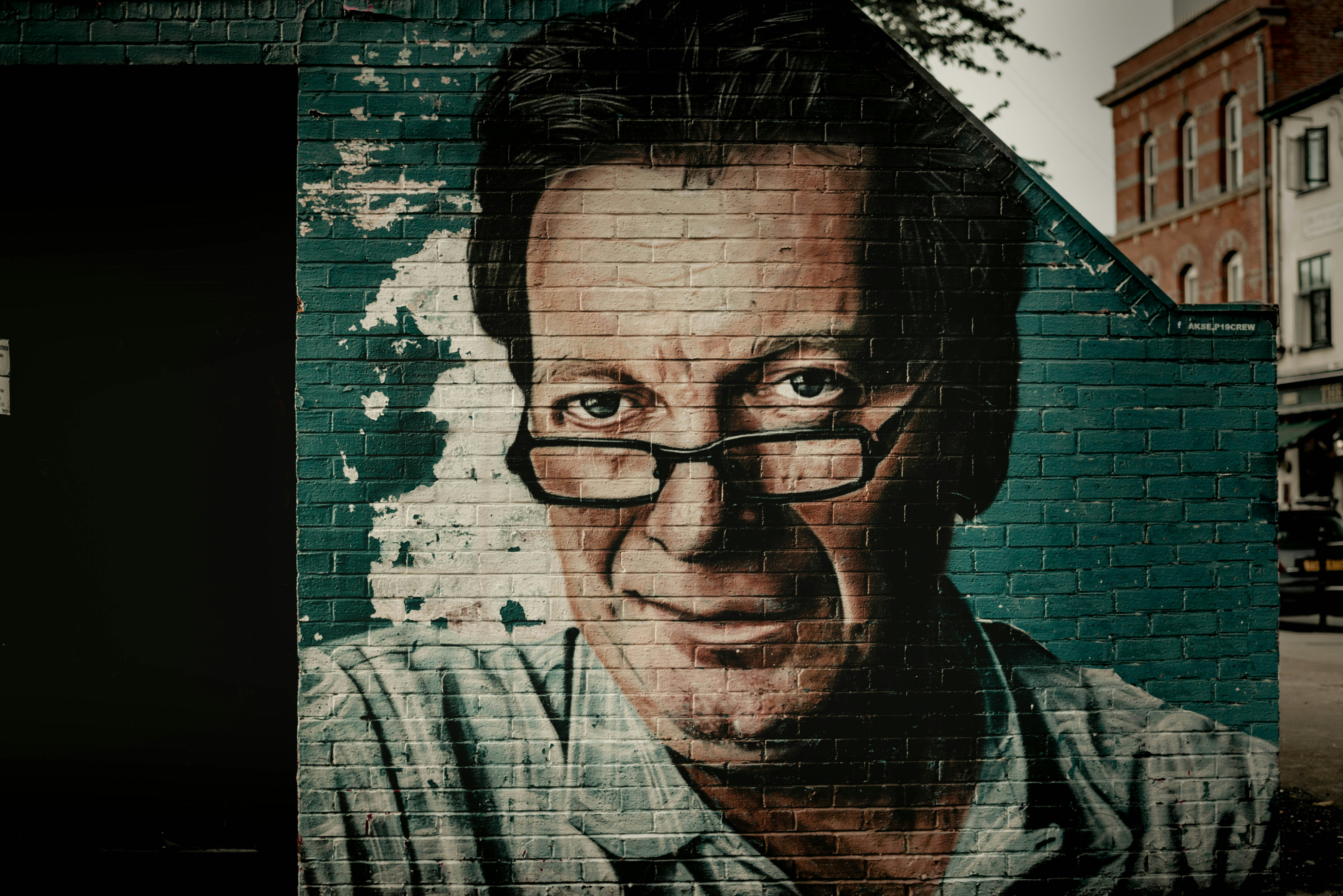 Mann mit schwarz gerahmter Brille