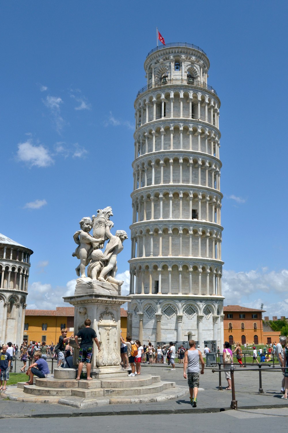 Persone che camminano sulla strada vicino all'edificio di cemento grigio durante il giorno