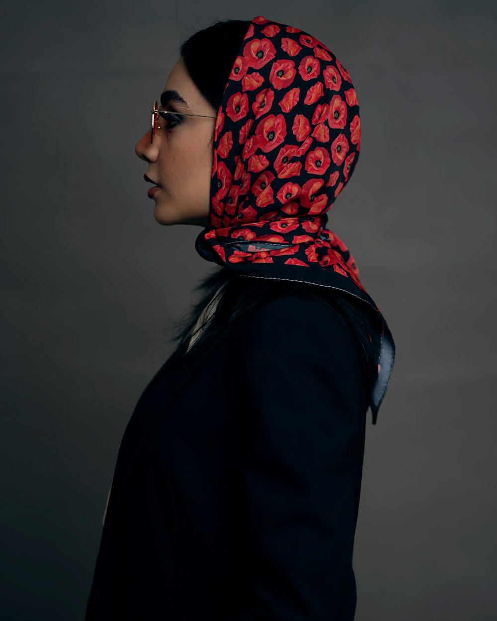 Femme en hijab rouge et blanc