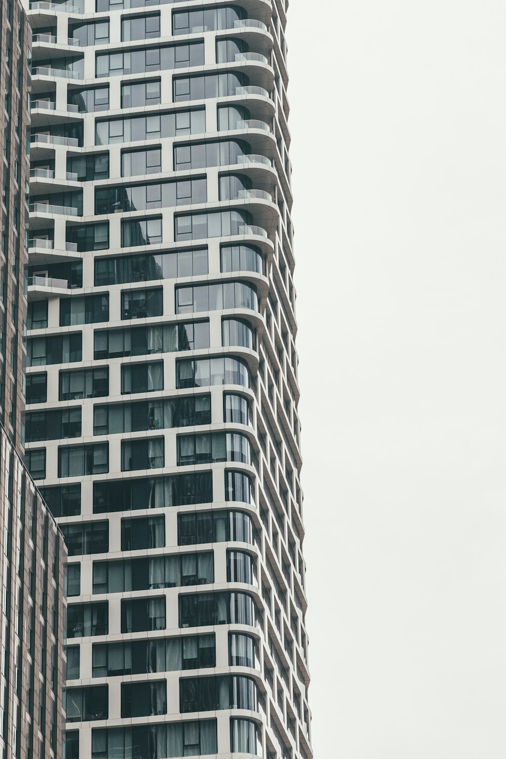 Edificio de hormigón blanco y negro