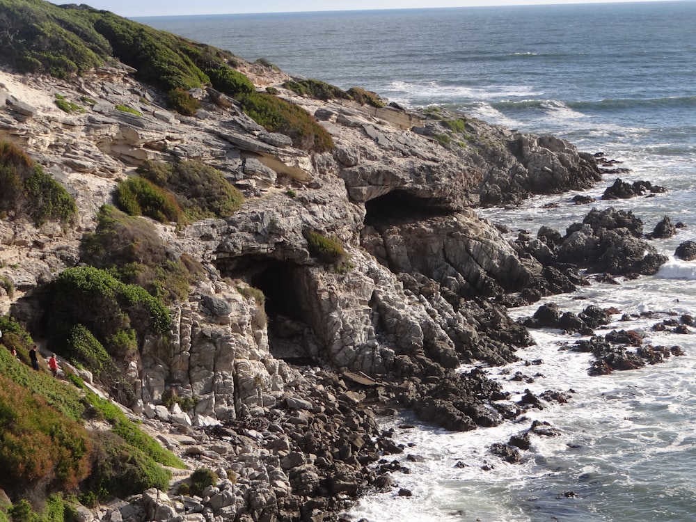 Brauner felsiger Berg am Meer tagsüber