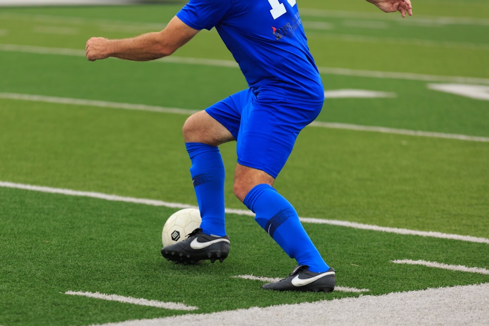 Person im blau-weißen Nike Fußballtrikot