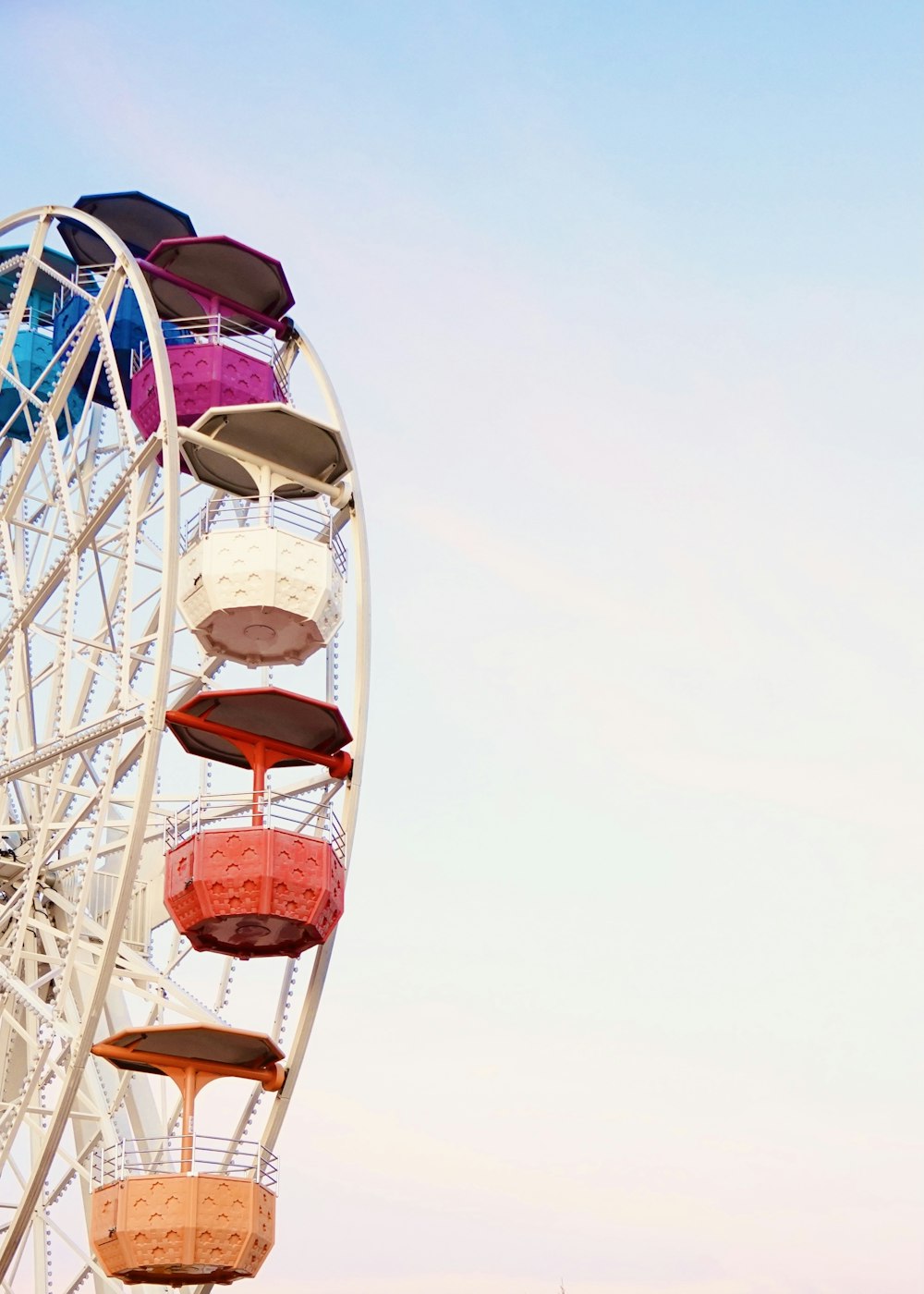 weiß-blaues Riesenrad tagsüber unter blauem Himmel